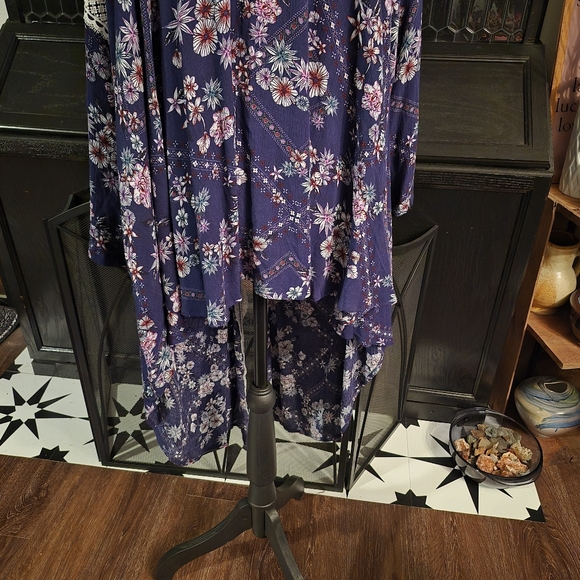 DAVI & DANI Navy Floral Lace Kimono - Picture 4 of 5